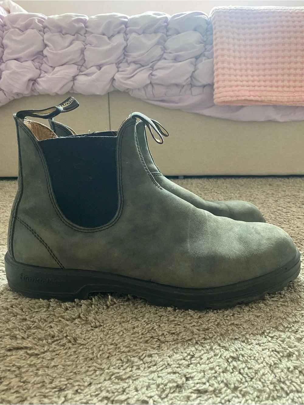 Blundstone Men’s Chelsea Boot. Black/gray color Nubuck leather